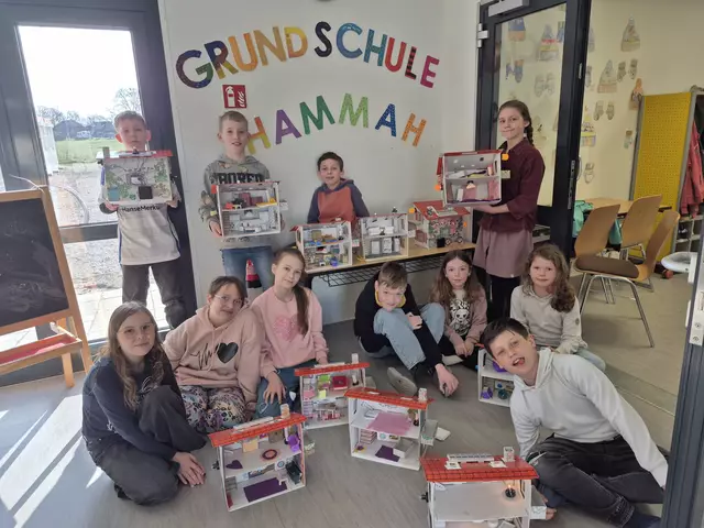 Die Grundschüler aus Hammah mit ihren selbst gestalteten Minihäusern | Foto: Stefanie Heitmann-Kaan, Grundschule Hammah