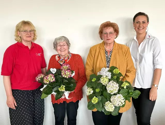 2. Vorsitzende Britta Haidar (v. li.), Ursula Zienert, Karin Oehlert und 1. Vorsitzende Nele Hobst bei der Ehrung der langjährigen Mitglieder | Foto: DRK-OV Winsen