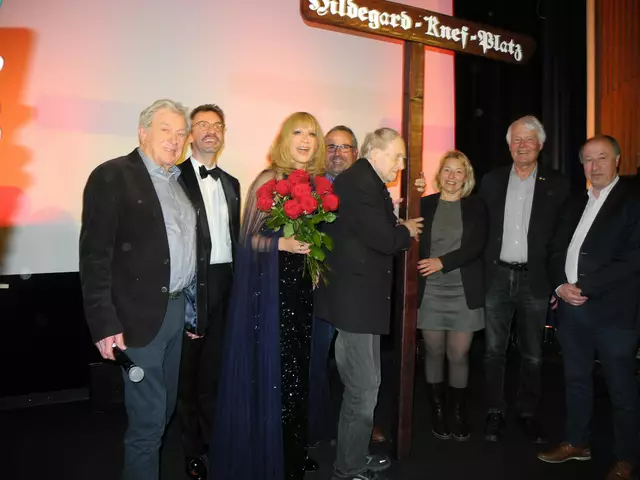 Sie brachten das Publikum durch den Abend: Tommy Smidt (v. li.), Matthias Zuber , Tim Fischer, Jan Bauer, Paul v. Schell, Claudia v. Ascheraden, Bernd beiersdorf und Thomas Jost | Foto: Christina Michow