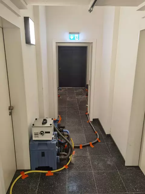 Trocknung der Estrich-Dämmng in einem Harburger Neubau | Foto: Wilkening