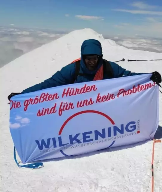 Engagement für den Betrieb: Mitarbeiter Alexander Georgiadi zeigt auf der Spitze des Mont Blanc stolz Flagge | Foto: Georgiadi 