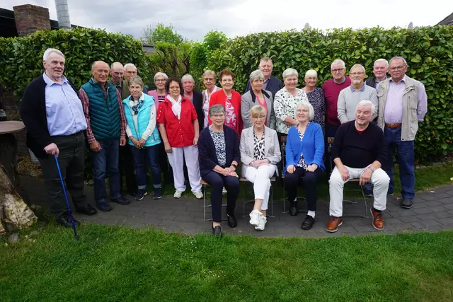 Da kommt Nostalgie auf: 60 Jahre nach ihrem Schulabschluss treffen sich die Ehemaligen der Volksschule Himmelpforten wieder | Foto: Helmut Wulff