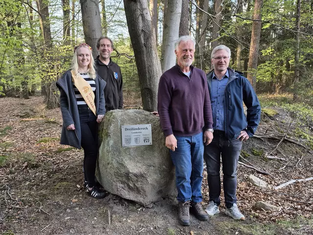 Bei der Feier am "Dreiländer-Eckstein" (v. li.): die Deutsche Erntekönigin Gina Peper aus Steinbeck, Soderstorfs Bürgermeister Roland Waltereit, Ortsvorsteher Wolfgang Meyer (Steinbeck) und Christian Sauer, Bürgermeister der Gemeinde Egestorf  | Foto: Astrid Sitarz