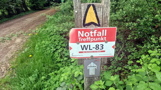 An den Notfalltreffpunkten in Waldgebieten sind die für einen Notruf wichtigen Angaben zu finden | Foto: Mathias Wille