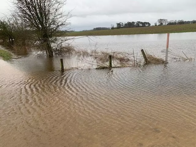 Im Winter 2022: Überflutete Straße in Elstorf. Die "Elstofer Rinne", ein zwecks Entwässerung ausgehobener Graben, konnte die Wassermengen nicht aufnehmen | Foto: Peper