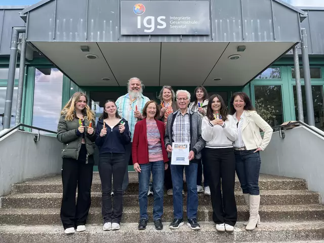 Der Tag der Urkunde: Teile des Teams von Ideen im Team mit den großzügigen Spendern Irmgard und Gerhard Harloff (Mi.) und Schulleiterin Alexandra Neukirch (re.)  | Foto: sra