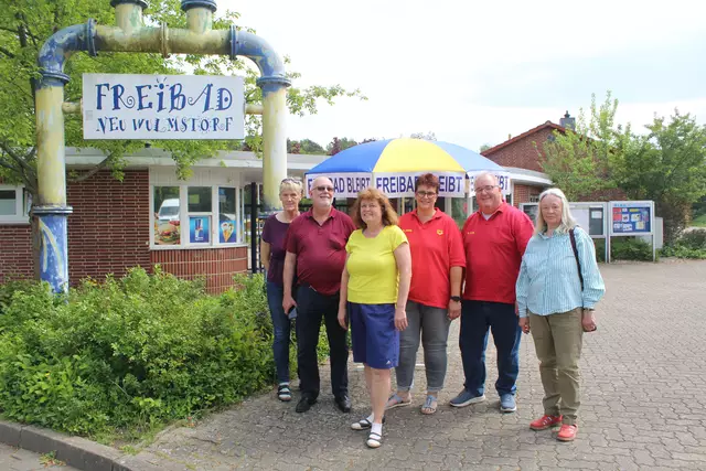 Kämpfen für den Erhalt des Freibades (v. li.): Ute Ellerbroek, Willibald Müller, Wiebke Kurland, Ilka und Matthias Groth (DLRG) sowie Katharina Klenner  | Foto: pm