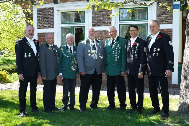 Gewinner Vogelschießen: v.l.n.r.: Jürgen Maerz, Jan Lindemann, Harry Thiel, Jörn Peters, Klaus Bröhan, Jan Grünert, Jochen Reese

 | Foto: Imke Lohmann