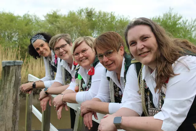 Damenkönigin mit Adjutantinnen
v.l.n.r.: Katja Ludwig, Maren Meyer, Carmen Blohm, Kerstin Meyer, Damenkönigin Ulrike Viedts
 | Foto: Schützengilde