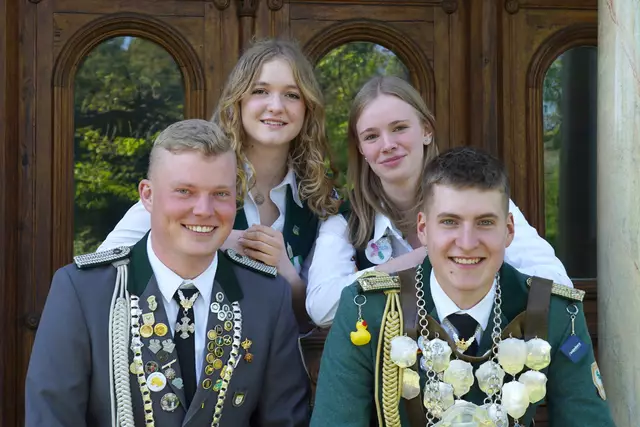 Würdenträger Jungschützen
hinten v.l.n.r.: Beste der Jüngsten Nele Suhr, Beste Damen Jungschützen Linn Grandt
vorne v.l.n.r.: Bester Mann Jungschützen Jannik Lindemann, Jungschützenkönig Max Lindemann

Bild #019 (Imke Lohmann):
v.l.n.r.: Jannik Lindemann, Nele Suhr, Max Lindemann, Linn Grandt, Jannes Meyer, Tom Peters

Bild #009 / #010 (Imke Lohmann):
v.l.n.r.: Frieda Janz, Leni Suhr, Piet Dammann, Geeske Busch

Bild #028 / #027 (Imke Lohmann):
Kinderkönig Piet Dammann mit seiner Königin Leni Suhr

Bild #004 (Imke Lohmann):
Bürgerkönigin Tina Böhlick

Bild #025 (Imke Lohmann):
v.l.n.r.: Linn Grandt, Jannik Lindemann, Lukas Manthe, Karin Dziedeck

Bild #008 (Imke Lohmann):
v.l.n.r.: Lukas Manthe, Dieter Franz, Tina Böhlick, Monika Köpke, Karin Dziedeck, Ulrike Viedts, Klaus Mahler, Jörn Peters, Jannik Lindemann, Linn Grandt, Max Lindemann, Nele Suhr
vorne v.l.n.r.: Frieda Janz, Leni Suhr, Piet Dammann, Geeske Busch

Bild #005 (Imke Lohmann):
v.l.n.r.: Jürgen Maerz, Jan Lindemann, Harry Thiel, Jörn Peters, Klaus Bröhan, Jan Grünert, Jochen Reese

Bild #003 (Imke Lohmann):
v.l.n.r.: Tanja Franz, Dörte Blohm, Monika Köpke, Silke Busch, Anja-Catrin Gräpel-Franz
(Papageienkönigin Anette Viedts fehlt)

Bild #016 (Imke Lohmann):
v.l.n.r.: Frank Meyer, Dieter Franz, Klaus Mahler, Jörn Peters

Bild #011 (Imke Lohmann):
v.l.n.r.: Karin Dziedeck, Tanja Franz, Petra Diercks, Ulrike Viedts, Anja-Catrin Gräpel-Franz | Foto: Imke Lohmann