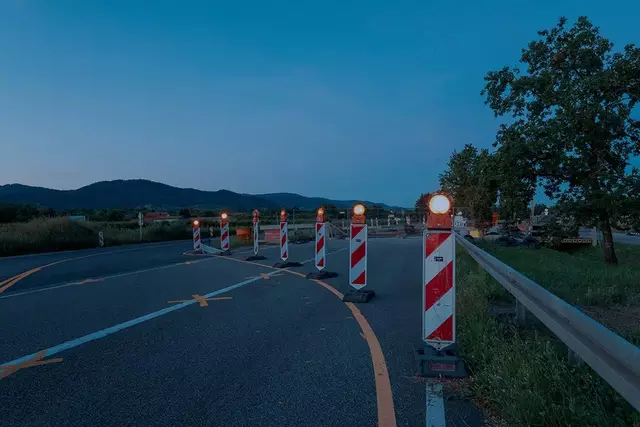 Symbolbild zu einer Baustelle auf einer Autobahn in der Dämmerung | Foto: Adobestock@Mr.Stock