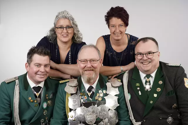 hinten v.l.n.r.: Königin Anja Mahler, Adjutantin Christine Blokisch
vorne v.l.n.r.: Adjutant Hauke Oehms, König Klaus Mahler, Adjutant Ulf Stelling
 | Foto: Imke Lohmann