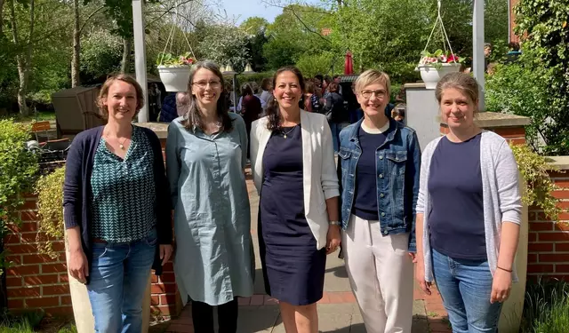 Viele Impulse für Fachkräfte zum Thema Sprachförderung gaben beim Fachtag (v. li.) Sophie Stenzel, Katja Grote, Ana Cristina Bröcking, Professorin Dr. Anke Buschmann und Saskia Freund.
 | Foto: Landkreis Harburg
