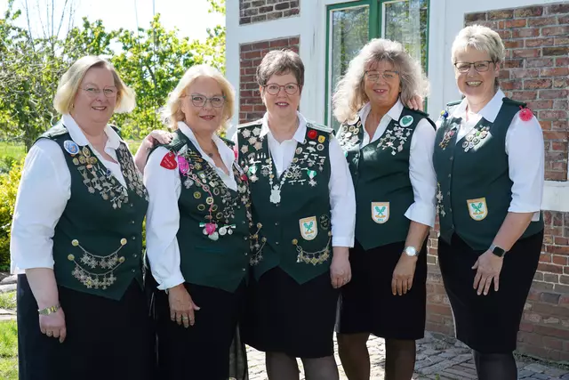 Gewinnerinnen Pagageienschießen: v.l.n.r.: Tanja Franz, Dörte Blohm, Monika Köpke, Silke Busch, Anja-Catrin Gräpel-Franz
(Papageienkönigin Anette Viedts fehlt)
 | Foto: Imke Lohmann