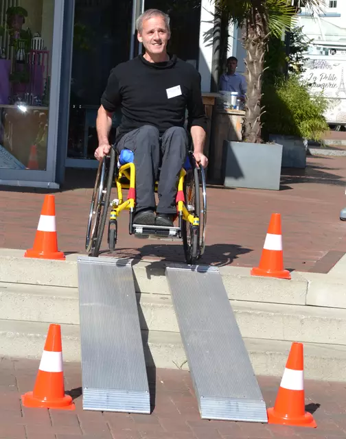 Wer sich traute, konnte einen Rollstuhlparcours ausprobieren | Foto: bim