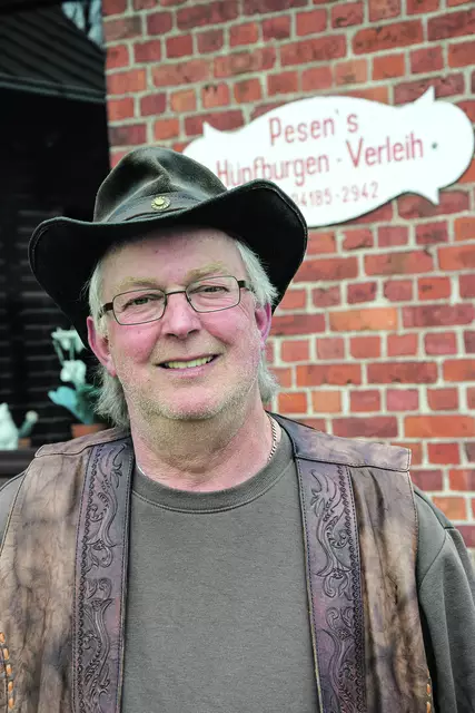 Gerd Peters ist mit seinem Hüpfburgen-Verleih in der Region bekannt | Foto: ts