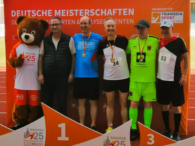 Ralf Struckhof (mit Startnummer 34) bei der Siegerehrung über 3.000 Meter Race Walking | Foto: Bettina von Trzebiatowski