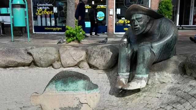 Der Brunnen mit dem Fischer und dem Butt wird saniert | Foto: Hansestadt Stade