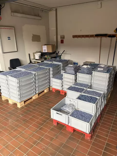 Jede mit Nieten gefüllte Kiste hat ein Gewicht von um die 41 bis 63 Kilogramm | Foto: Polizeiinspektion Rotenburg
