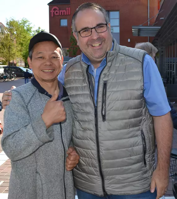 Hoang Manh Tien, Vorsitzender des Vereins der Vietnamesen im Landkreis Harburg (li.), und Jan Bauer, stellvertretender Bürgermeister der Stadt Buchholz und Schirmherr der Veranstaltung | Foto: bim