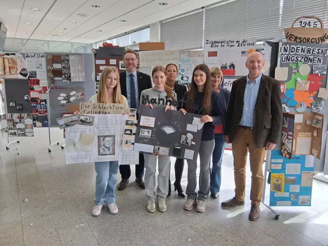 In der Ausstellung (v. li.): Chirara Intzen, Kreisrat Josef Nießen, Miley Heide, Kreisrätin Ana Cristina Bröcking, Louisa Röder, Lehrerin Kati Grewe und Bildungsreferent Karl-Friedrich Boese vom Volksbund Deutsche Kriegsgräberfürsorge e.V. | Foto: Neises