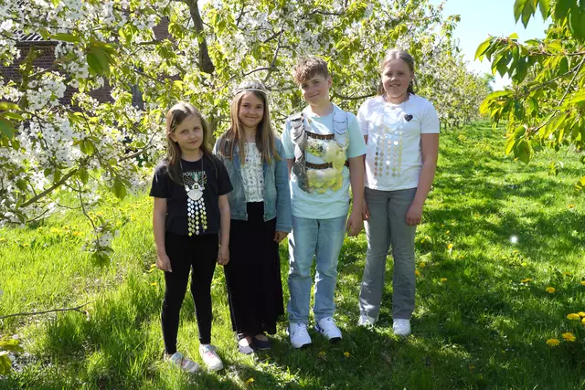 Die Kindermajestäten v.l.n.r.: Kindervogelkönigin Frieda Janz, Königin des Kinderkönigs Leni Suhr,  Kinderkönig Piet Dammann, Kinder Beste Damen Geeske Busch

 | Foto: Imke Lohmann