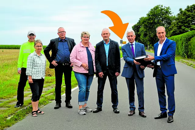 Unterschriftenübergabe für einen verkehrssicheren Radweg an Landrat Rainer Rempe (2. v. re.) an der Windmühle Kampen im August 2022 - im Hintergrund das Ortsschild an der ursprünglichen Stelle | Foto: bim