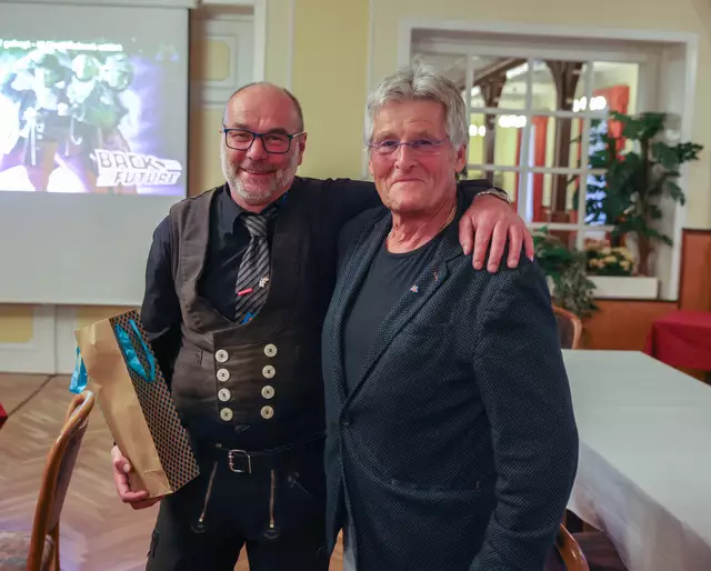 Ehren-Obermeister Klaus Maack (re.) gratulierte Obermeister Jan Jürgens zu dessen 25-jähriger Selbstständigkeit | Foto: ks