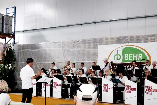 Das Swingorchester aus Stelle sorgte für Schwung | Foto: BEHR AG