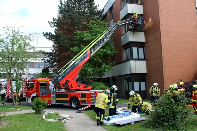 Die Drehleiter der Feuerwehr Lüneburg kam an der Intensivstation des Winsener Krankenhauses bei einer Übung zum Einsatz | Foto: Burkhard Giese