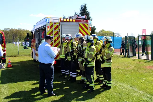Die Gruppe beim Antreten vor der Abnahme der Prüfung | Foto: Burkhard Giese