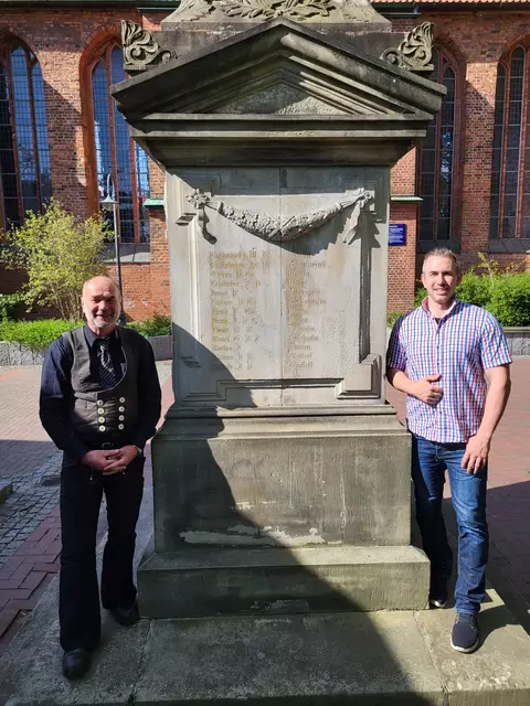 Jan Jürgens (li.) und Sebastian Trenkner (beide CDU) vor dem Denkmal in der Innenstadt | Foto: Jan Malte Wieben