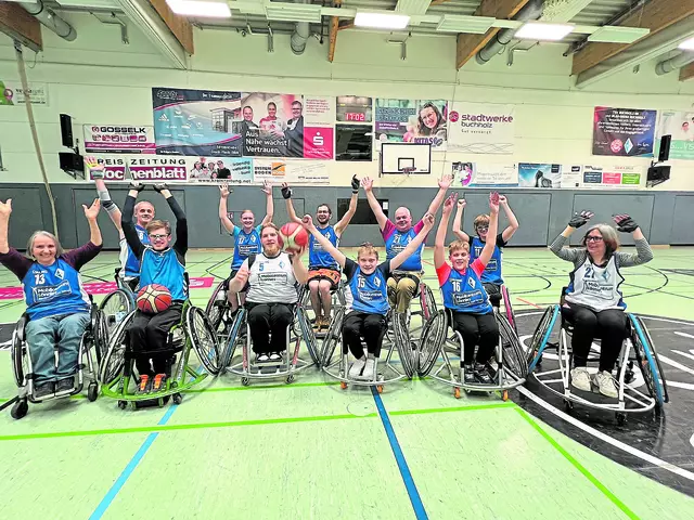 Der Aufstieg in zweite Bundesliga ist besiegelt und die Freude groß (vordere Reihe v. li.): Barbara Erdrich (64), Lukas Witt (22), Felix Stenzel (32), Tewes Hink (18), Constantin Kähler (12 Jahre) und Corinna Kemnitz 55), (hintere Reihe v. li.): Thomas Erdrich (58), Lilly Kraft (17), Robin Pleines (59) und Marie Braun (20) | Foto: AAR