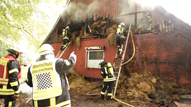 Im Obergeschoss hatte dort lagerndes Heu Feuer gefangen. Das Heu wurde schließlich vom Dachboden entfernt | Foto: Rolf Hillyer-Funke / FFW SG Oldendorf-Himmelpforten
