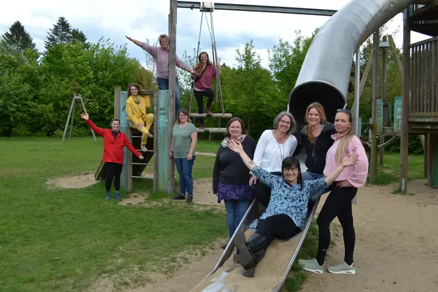 Einige der Tagesmütter der Samtgemeinde Tostedt (v. li.): Josephina Janzen, Gaby Schubert, Caroline Spors, Tina Wist, Alenka Lürtzing, Sonja Albers, Anne Rusch-Gartzke, Jana Töffels (vorn), Carolyn Wartemann und Janina Harder