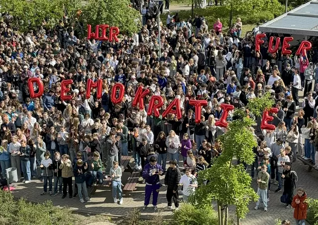 "Wir für Demokratie" - das Schulzentrum II bejubelt das Ende des Krieges | Foto: Reise / GAK