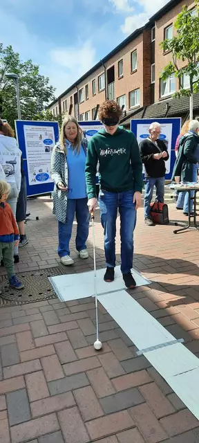 Die Besucher konnten ein Leitsystem für Menschen mit Seheinschränkungen testen | Foto: Ute Küster