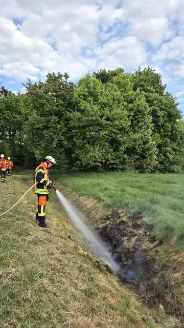 Eine Einsatzkraft löscht den durch Fahrlässigkeit entstandenen Brand | Foto: Feuerwehr Maschen