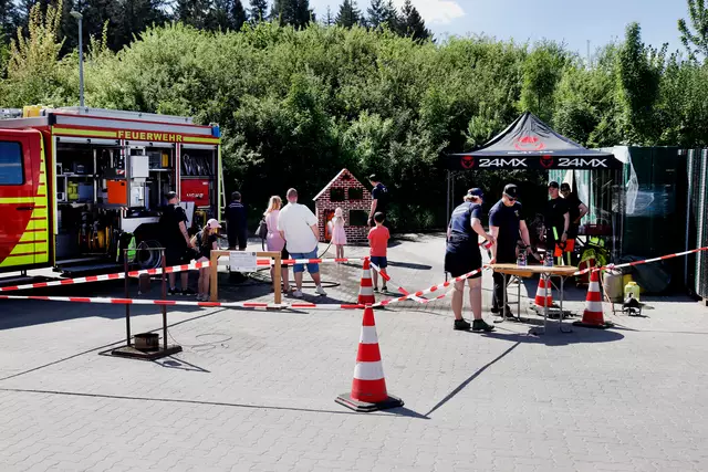 Die Freiwillige Feuerwehr Ohlendorf erklärte Interessierten ihr Einsatzwerkzeug und zeigte den kleinen Gästen wie ein Feuer zu löschen geht  | Foto: BERH AG 