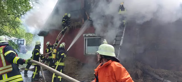 Rund 100 Feuerwehrleute waren bei dem Brand eines Hauses in Hude im Einsatz | Foto: Rolf Hillyer-Funke / FFW SG Oldendorf-Himmelpforten