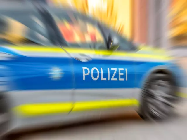 Die Polizei sucht einen rücksichtslosen Rollerfahrer | Foto: Adoeb Stock/Alex