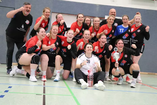 Bezirksoberliga-Meister, Landesliga-Aufsteiger und Pokalsieger: Die erfolgreiche Mannschaft der Handball- "Luchse" III mit (stehend v,.l.): Andreas Mannes (Co-Trainer), Katharina Thalmann, Jana Smeddinck, Kim Mannes, Greta Rossner, Wiebke Vennhoff, Nina Lasseur, Jens Ratfeld (Trainer), Susanne Kintscher, Annika Rückemann; (knieend v.l.): Natalie Adam, Nele Geyer, Yella Aden, Annika Knüppel, Marie Hager, Dalia Alruzzi mit Pokal sowie vorne: Janina von Rönn 
Zum gehört noch Lucca Glaser (nicht auf dem Bild) | Foto: Luchse
