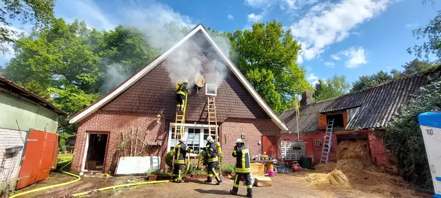 Qualm drang aus dem Dachgeschoss | Foto: Rolf Hillyer-Funke / FFW SG Oldendorf-Himmelpforten