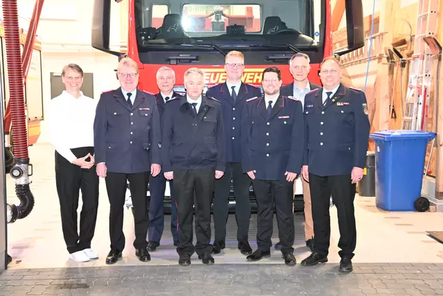Gruppenbild mit neuer und alter Führung der Samtgemeinde-Jugendfeuerwehr (v. re.): Sven Blechner, Samtgemeinde-Bürgermeister Jens Köster, Marco Pauli, Tim Lilie, Marco Riebesell, Ingo Heinrich, Gemeindebrandmeister Jörn Petersen und Bürgermeisterin Bianca Tacke | Foto: Mathias Wille