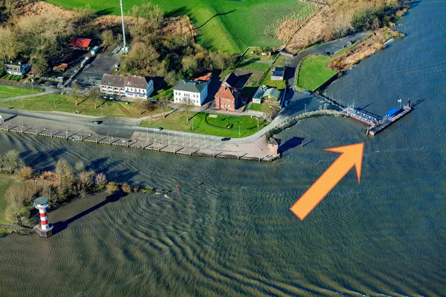 Die Mündung der Schwinge in die Elbe bei Stadersand. Der Schwimmponton am Anleger(oranger Pfeil) ist wegen starker Schäden für die Öffentlichkeit gesperrt | Foto: Martin Elsen/nord-luftbilder.de