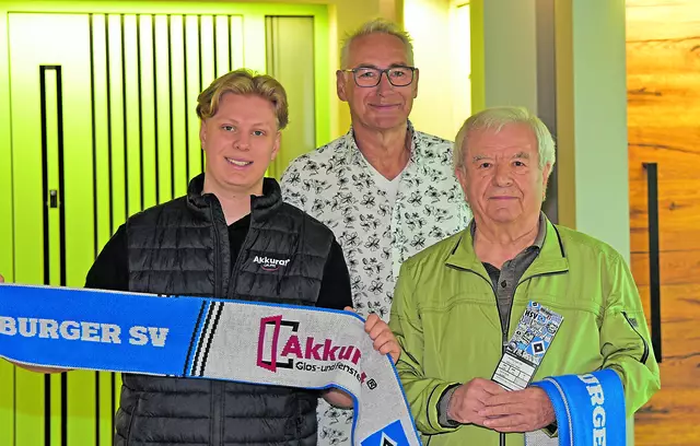Sponsor Maximilian Spehr (li., Juniorchef von Akkurat Glas- und Fensterbau in Buchholz) übergibt mit Messeveranstalter Henry Bielefeldt (Mitte) die beiden HSV-Freikarten an den Gewinner Ludwig Schwarzer | Foto: Bielefeldt Marketing
