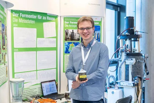 Nils Brettschneider an seinem Stand vor seiner Biogasanlage | Foto: Beatrice Król  BOCKFILM GmbH