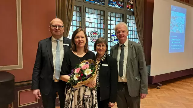 Dr. Anne Lena Meyer (mit Blumen) zusammen mit Bürgermeister Sönke Hartlef (li.), Stadtarchivarin Dr. Christina Deggim und ihrem Doktorvater Prof. Dr. Dr. Rainer Hering | Foto: Hansestadt Stade