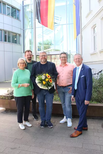 Bürgermeisterkandidat Ralf Dessel (3. v. li) wird von CDU und SPD unterstützt (v. li.): Arnhild Biesenbach (CDU), Nick Freudenthal (SPD), Marcel Haberkorn (CDU) und Christian Krüger (SPD) 