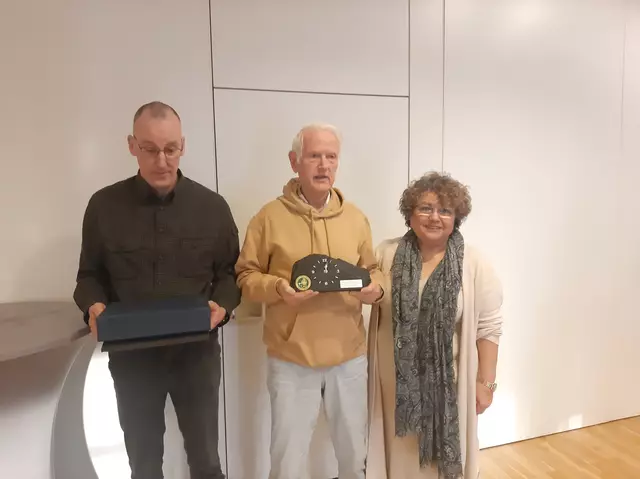 Jugendwart Lars Berger (li.) und Vorsitzende Nejla Forsthuber
überreichten Dietmar Oeding ein Geschenk als Dank für die
langjährige Vorstandsarbeit | Foto: Ulrike Bodyl